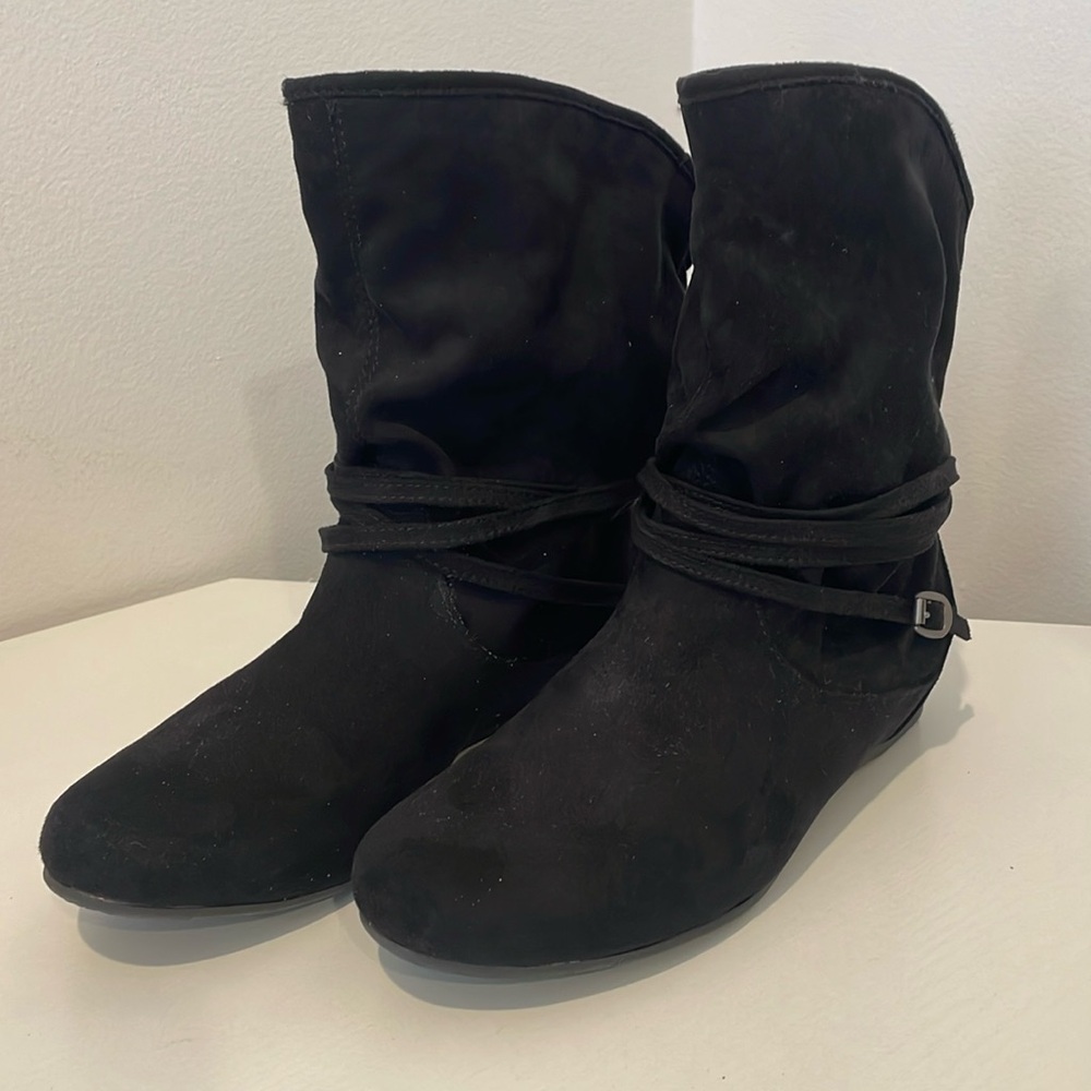 WORN ONCE! XAppeal Karni Suede Boot w/ heel protector - Size 9M - Black